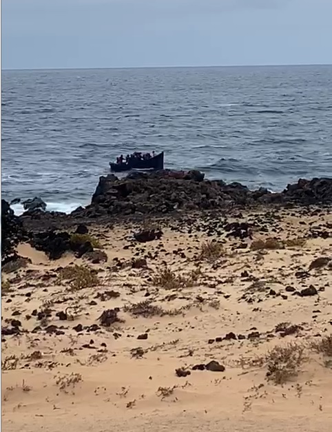 La patera tocando tierra en Charco del Palo
