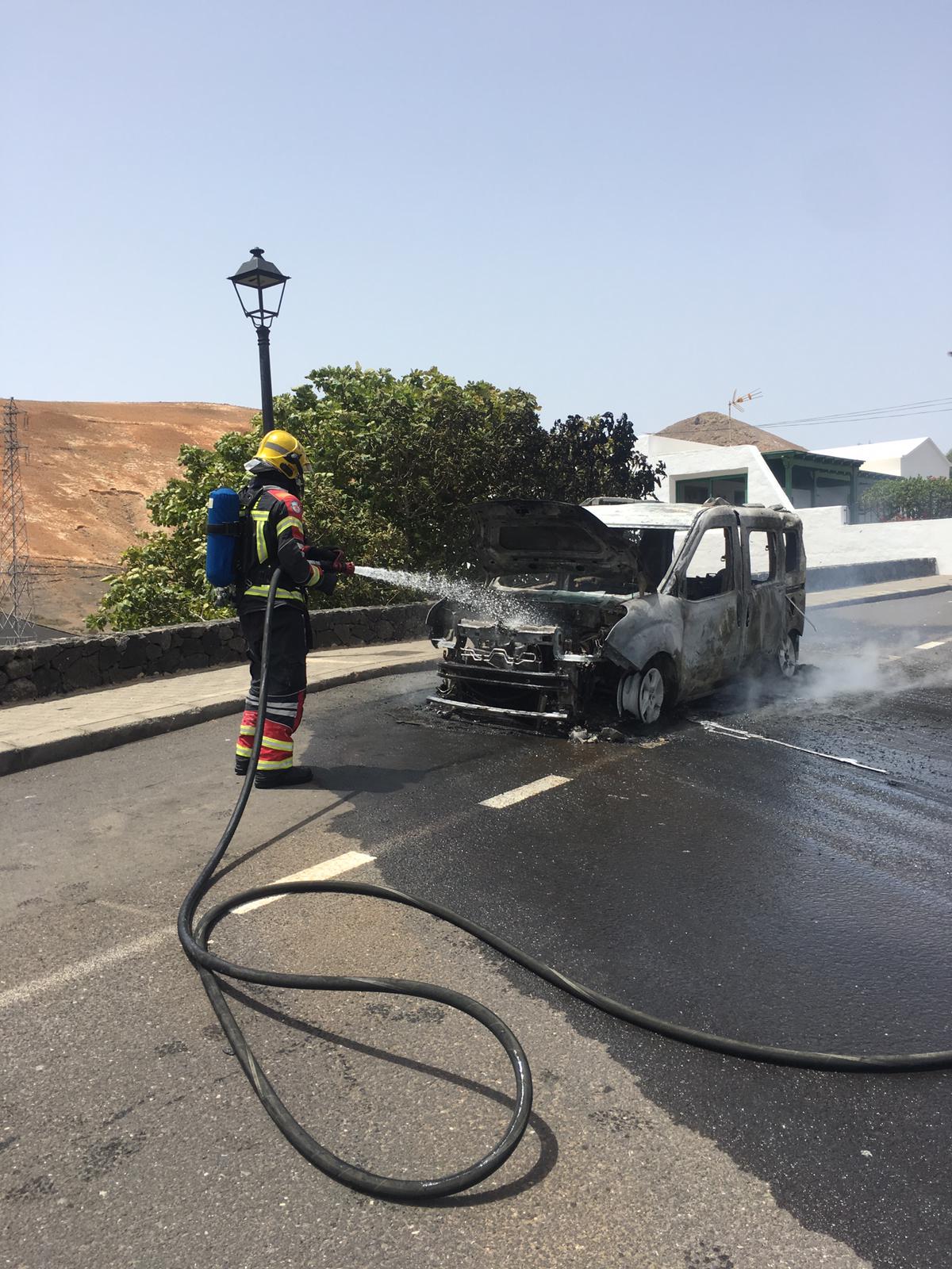 Coche quemado en Femér 2