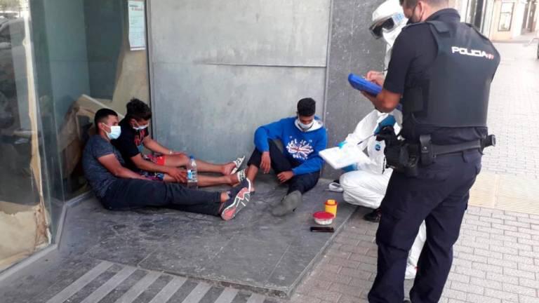 Tres de los inmigrantes localizados en Arrecife 3