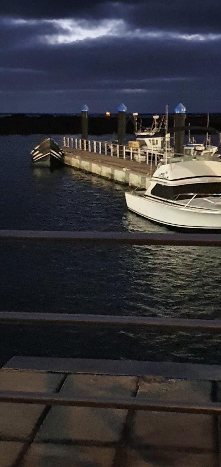 Patera atracada en el muelle de Orzola