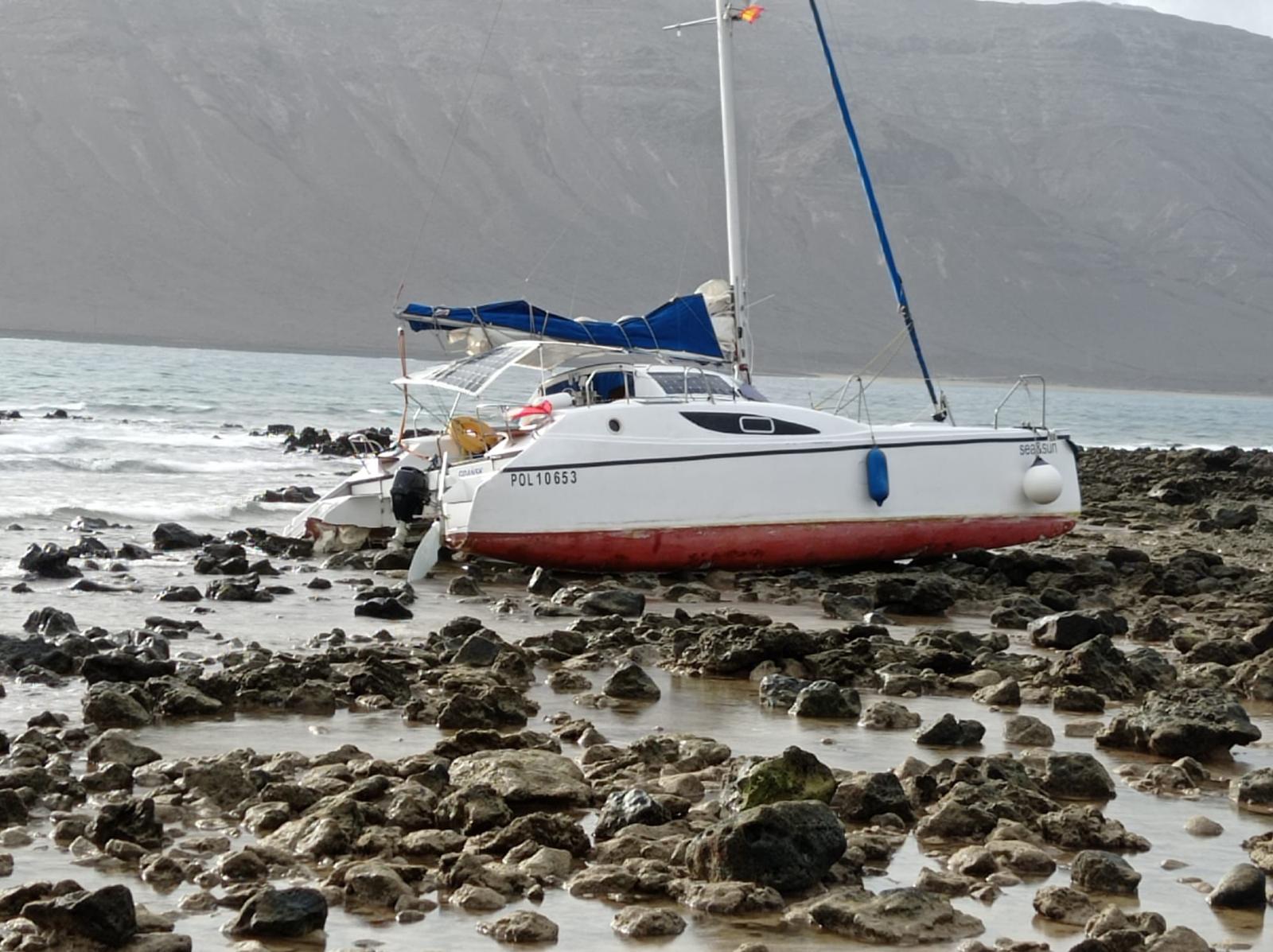 Velero encallado en La Graciosa 4