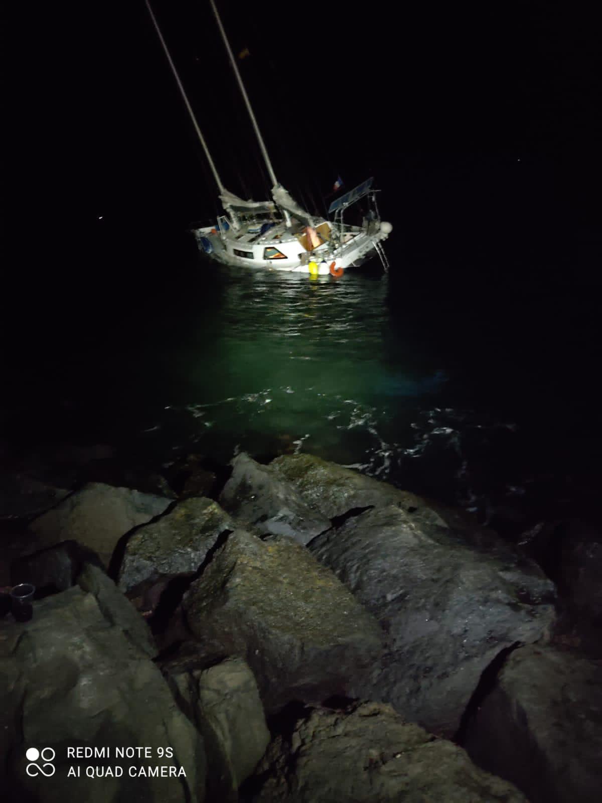 Yate encallado en Los Charcos 2