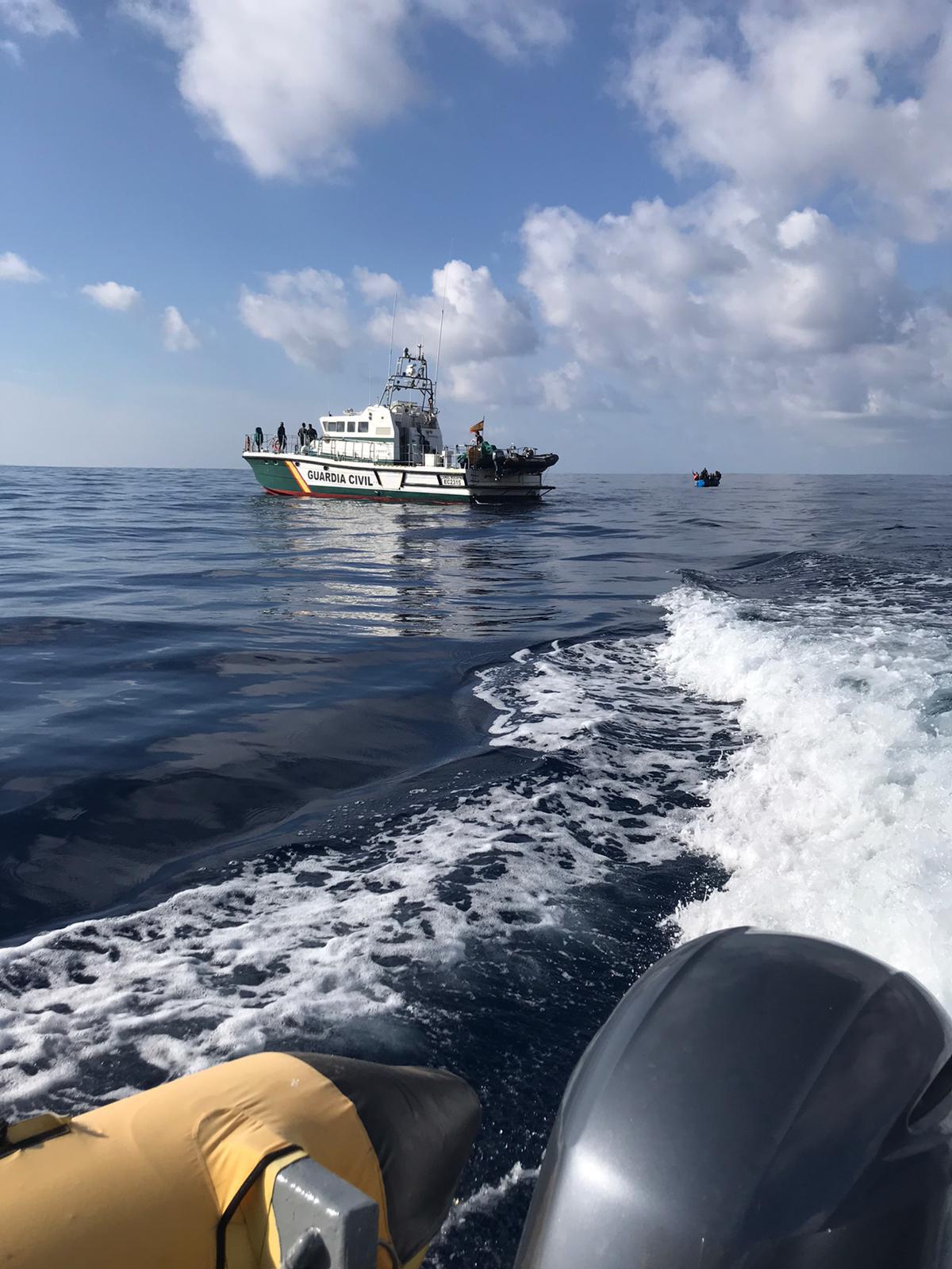 La patrullera de la Guardia Civil se hace cargo de la nueva patera
