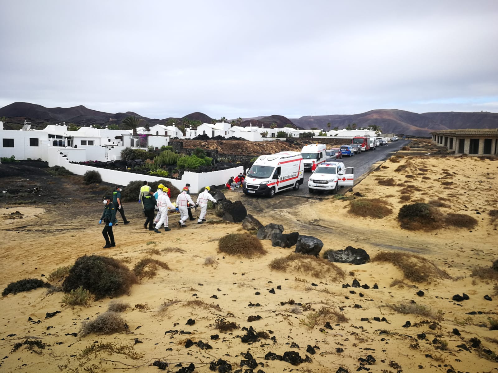 Traslado del inmigrante herido a la ambulancia