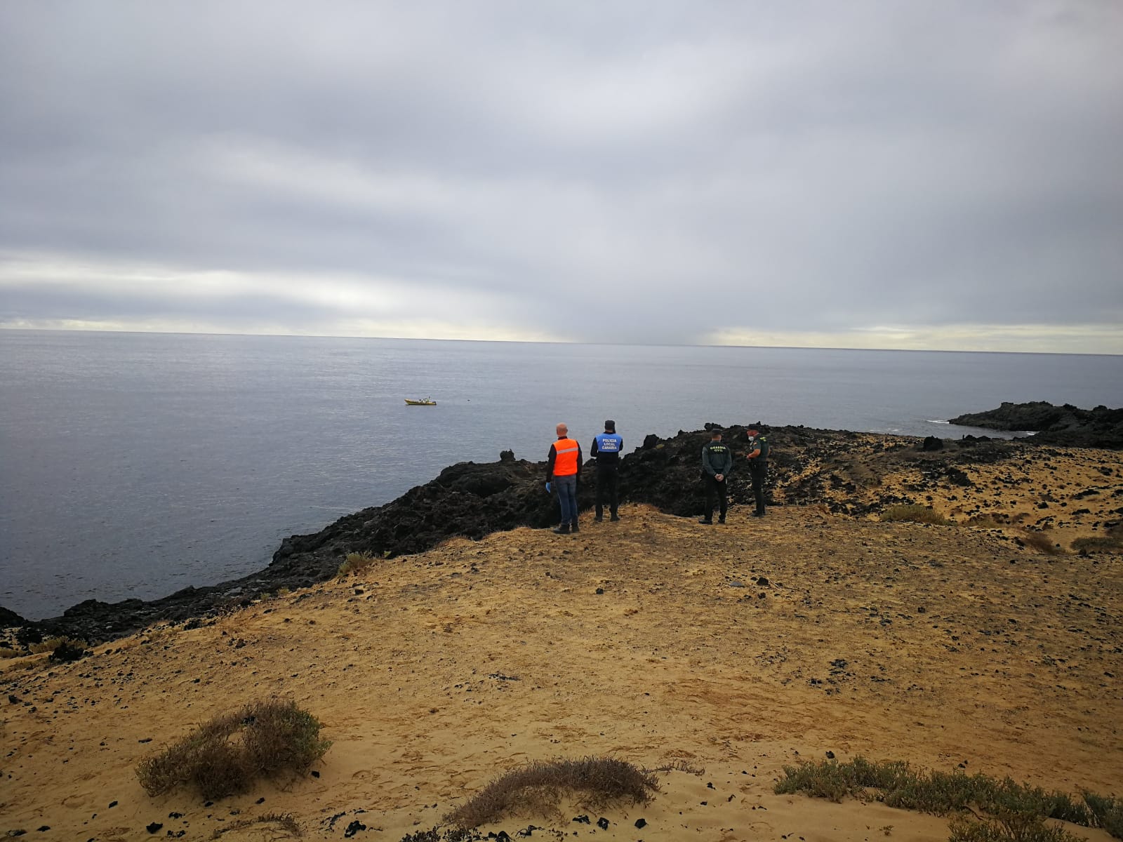 Los servicios de rescate oteando la costa de Mala