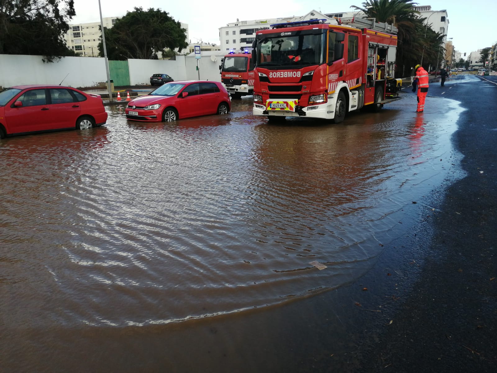 Intervención de los bomberos para achicar el agua