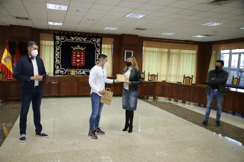 La Presidenta del Cabildo recibe a los héroes de Orzola 2