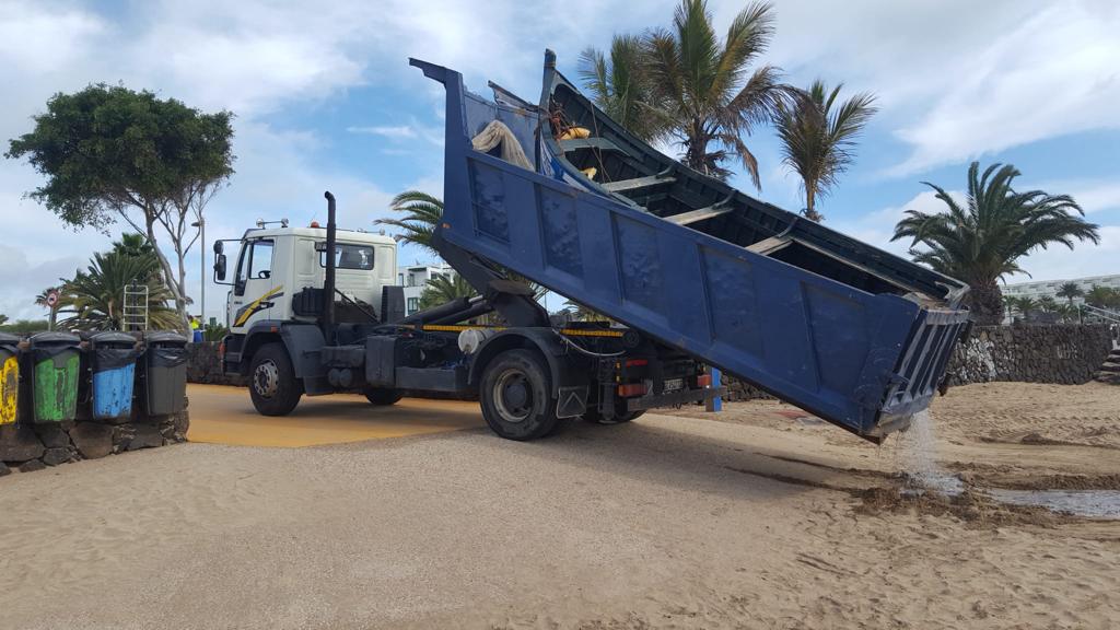 Retirada de la patera llegada a Costa Teguise