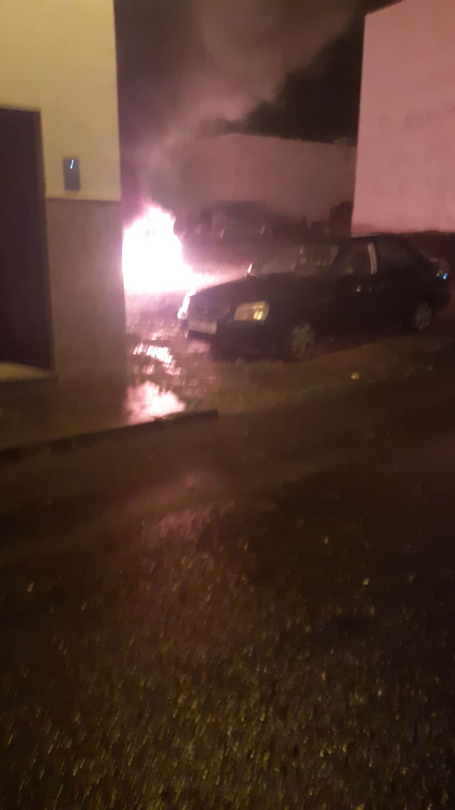 Vehículo incendiado en la calle Andalucía