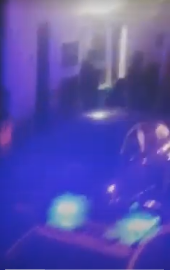 Coche de policía pasando