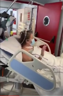 Patricia saludando al personal sanitario
