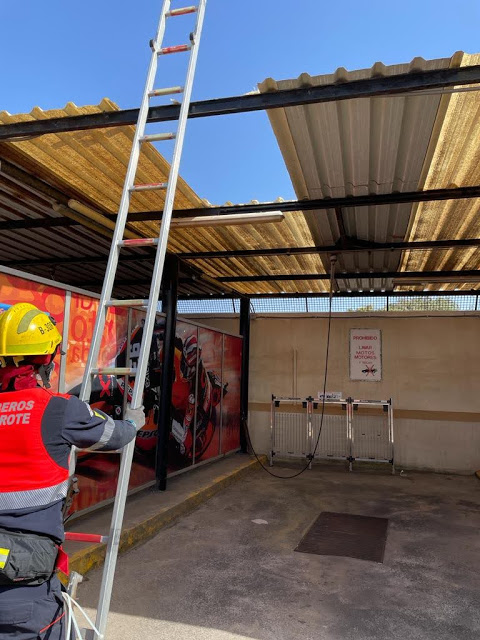 Reparando planchas arrancadas por el viento