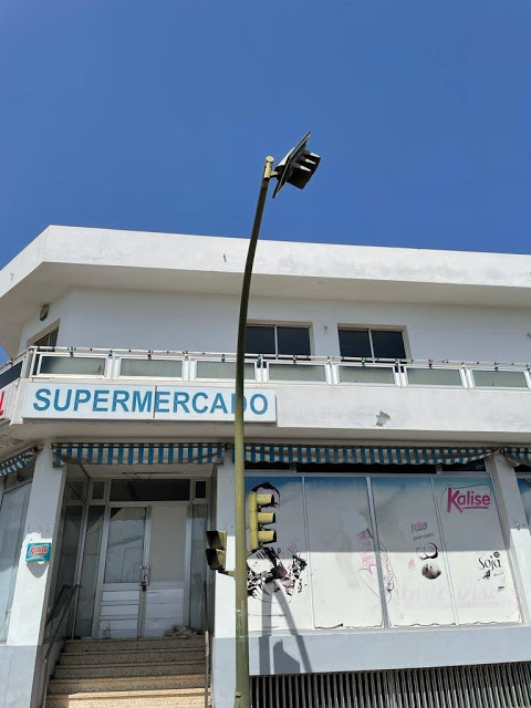 Semáforo a punto de caerse en la calle Tinache