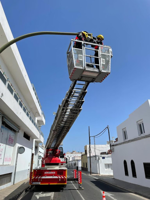 Reparando el semáforo de la calle Tinache