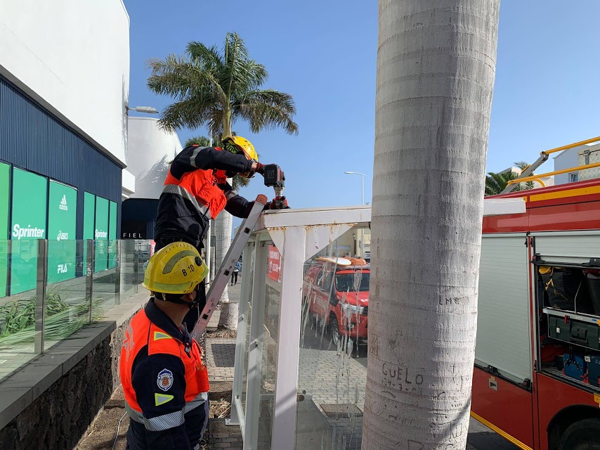 Reparando pérgola parada de guaguas Deiland