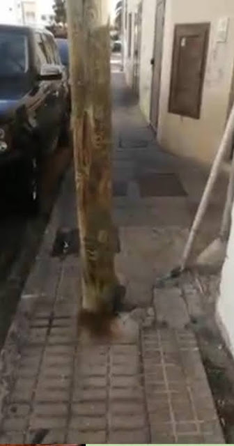 Postes en medio de las aceras