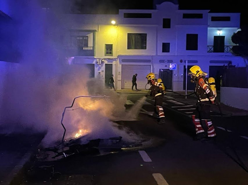 Contenedores ardiendo en Tías 2