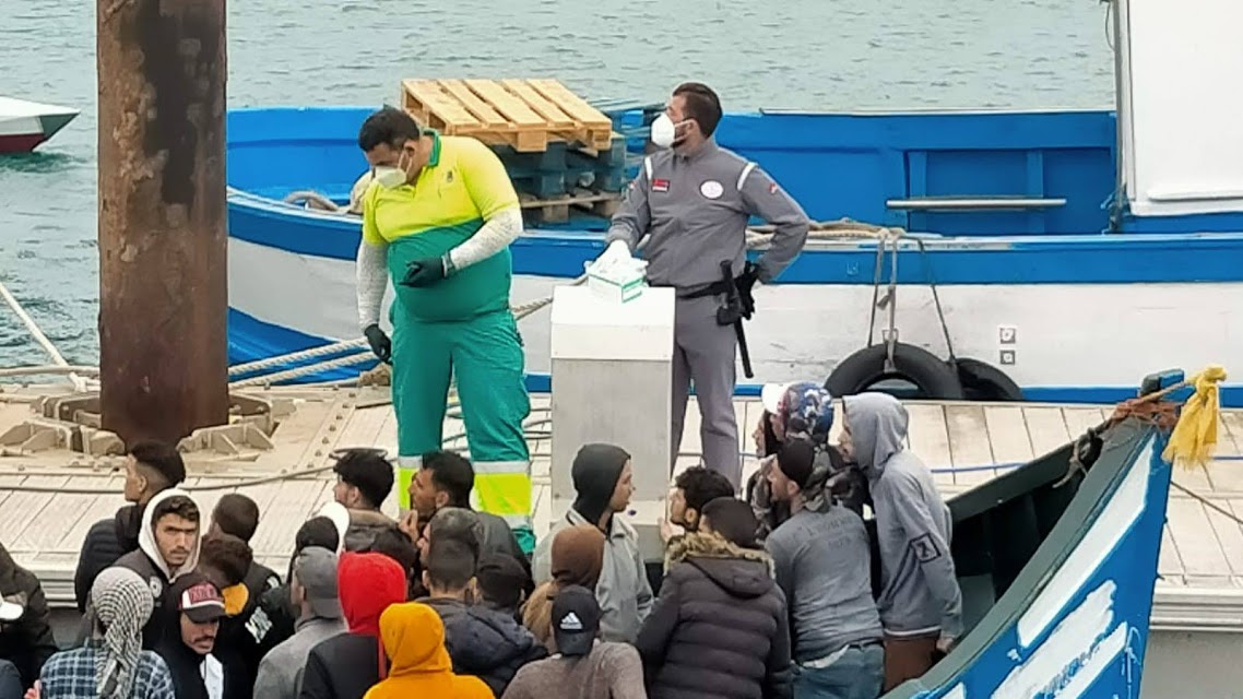 Llegada de la patera a La Graciosa 2