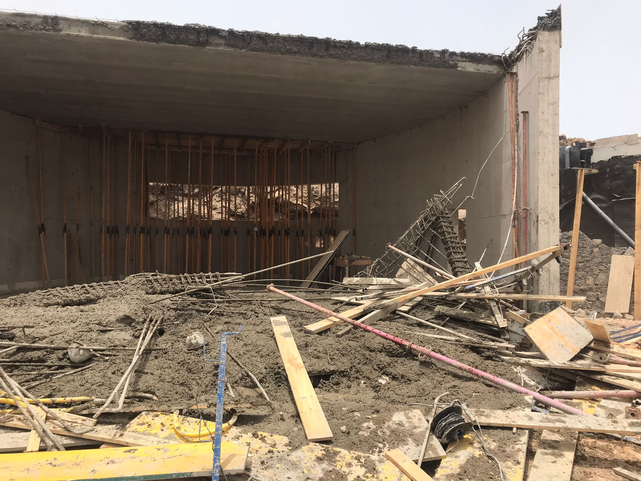 Desplome del techo del centro cívico de Costa Teguise