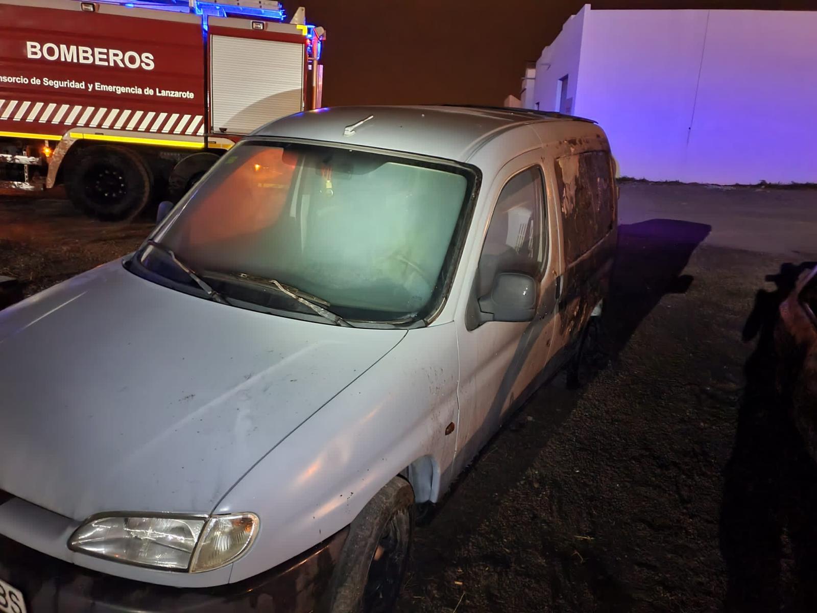 Tres vehículos incendiados en Argana