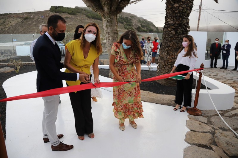 Cortando la cinta inaugural del Mirador de Haría