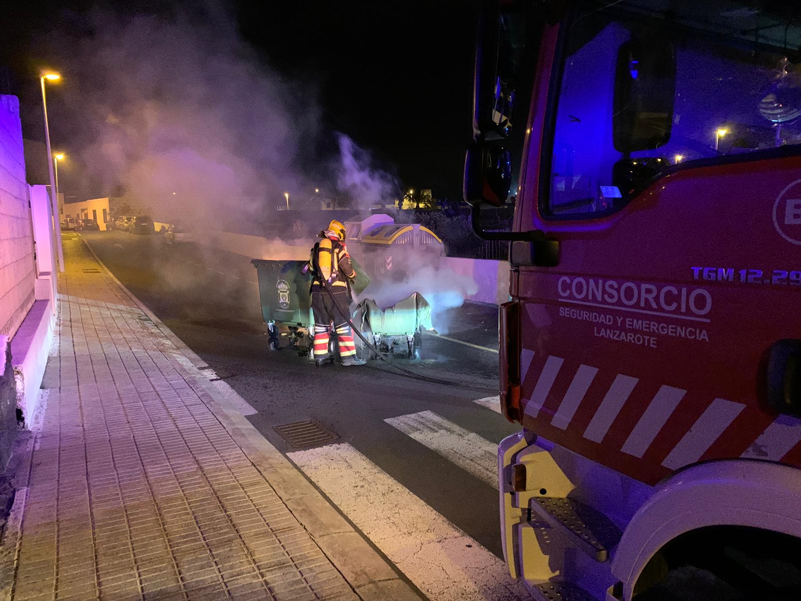 Contenedores quemados en San Bartolomé 2