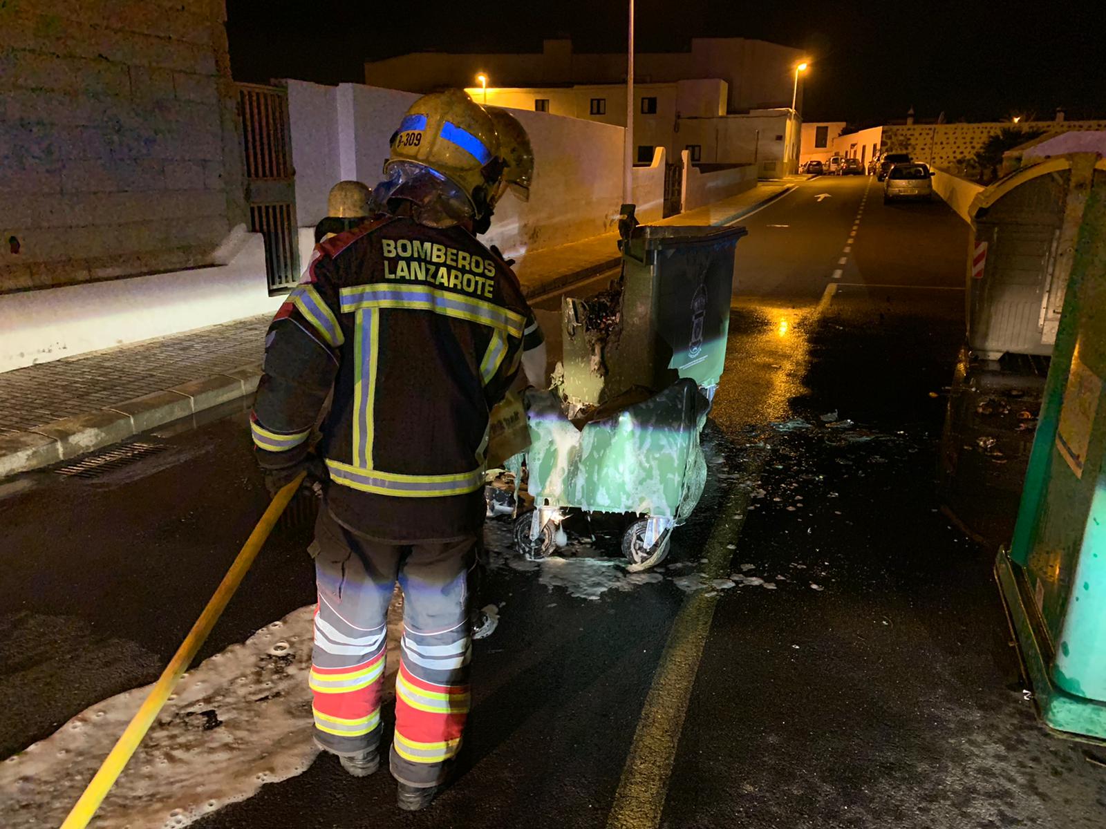Contenedores quemados en San Bartolomé 3