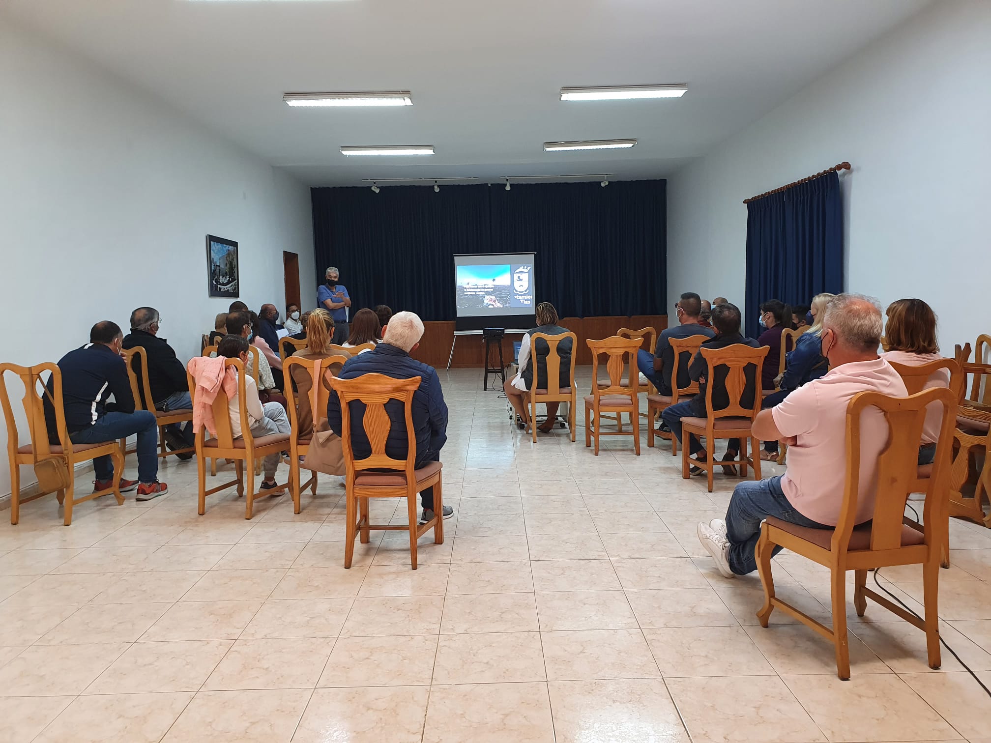 Vecinos de Masdache con el grupo de gobierno de Tías
