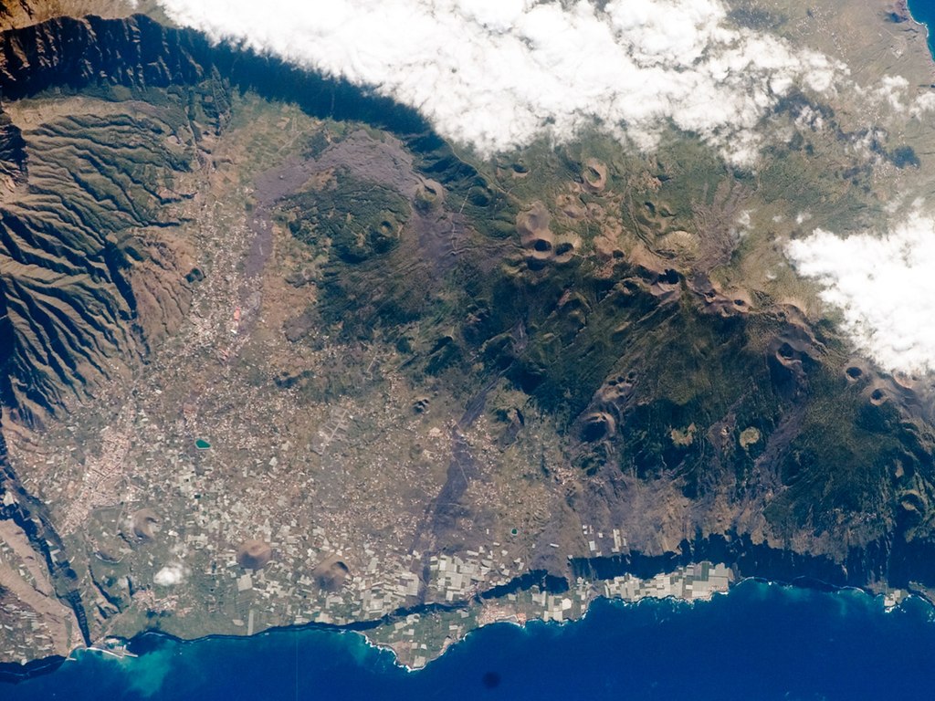 1024px-La_Palma_in_Canary_Islands_-_satellite_image_ISS017-E-06820_lrg