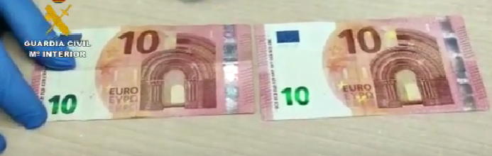 El de la derecha es un billete falso