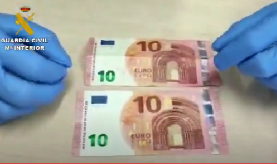 El de abajo es un billete falso
