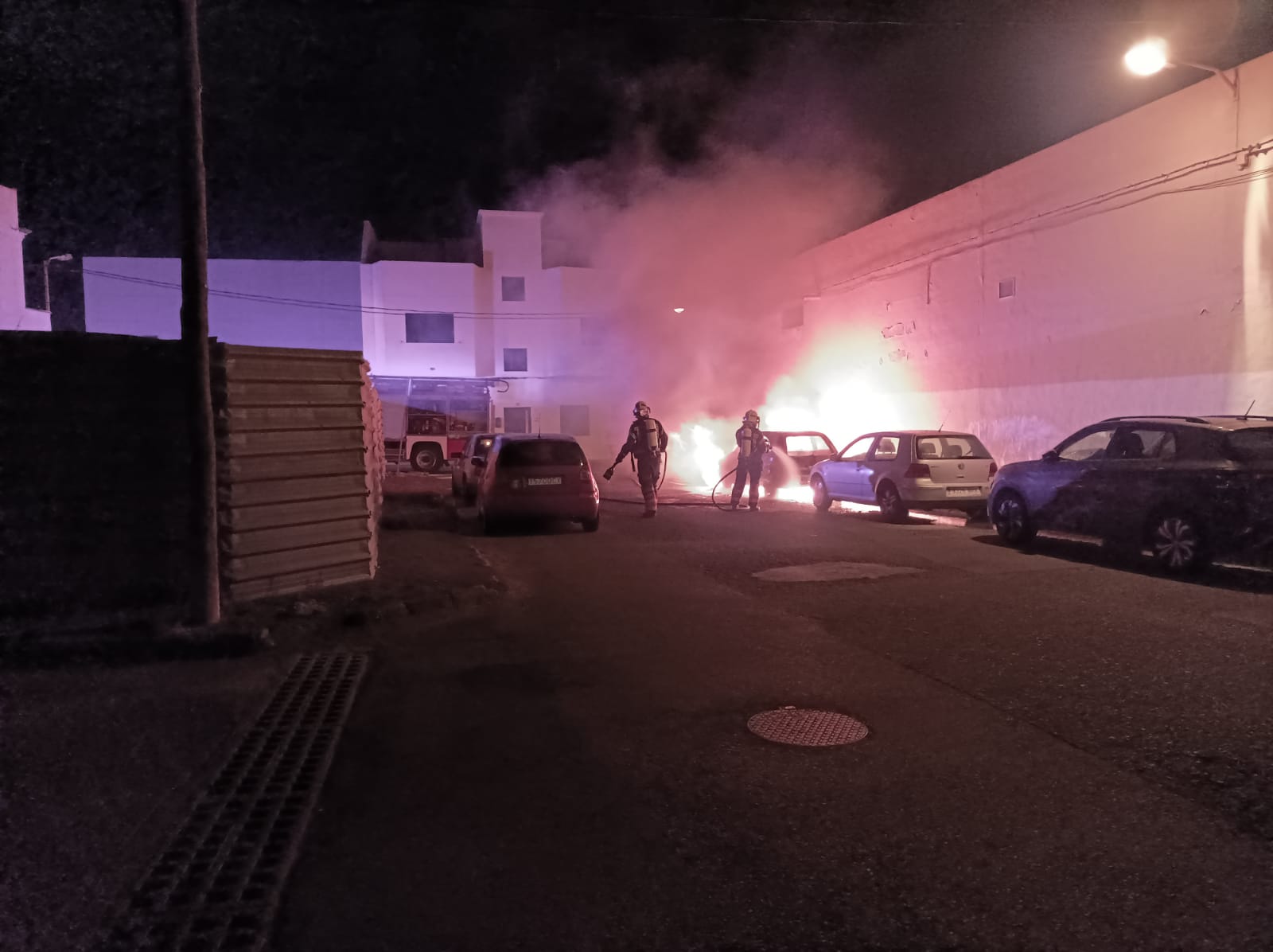 Incendio de vehículos en la calle Jorge Luis Borges