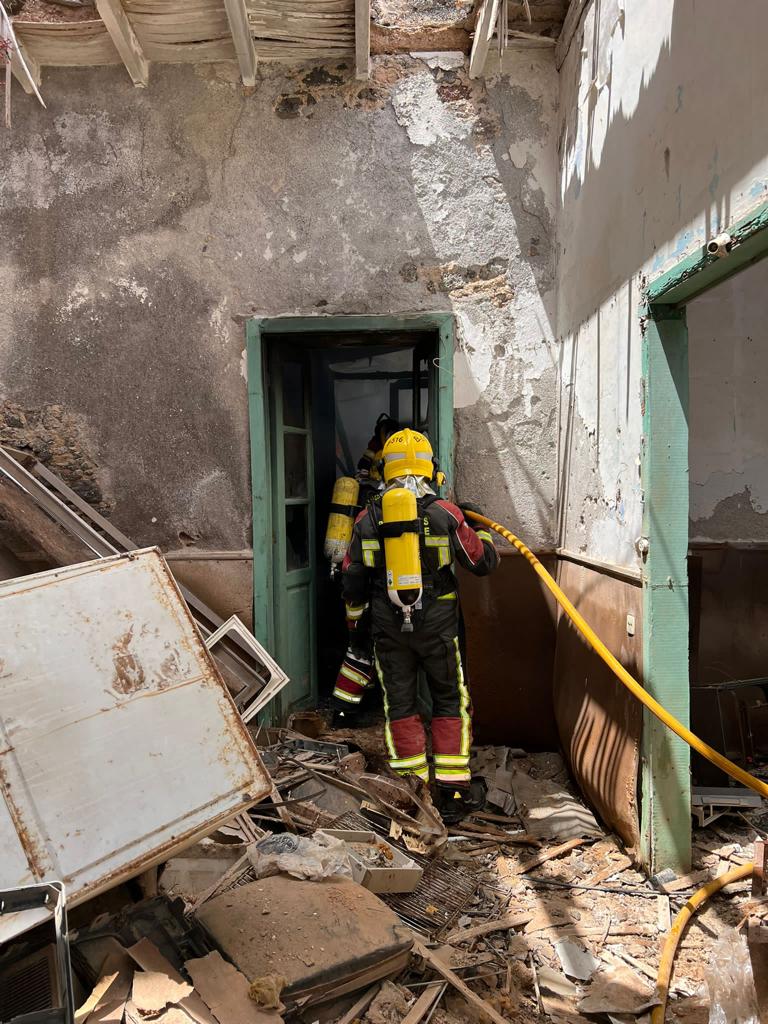 Vivienda de okupas ardiendo en la calle Fajardo 2