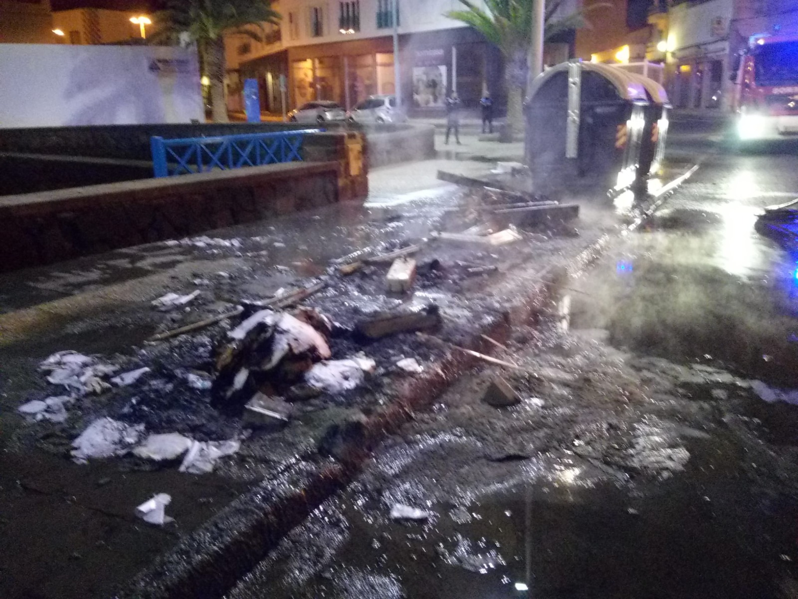 Tres contenedores calcinados en Cuatro Esquinas 2
