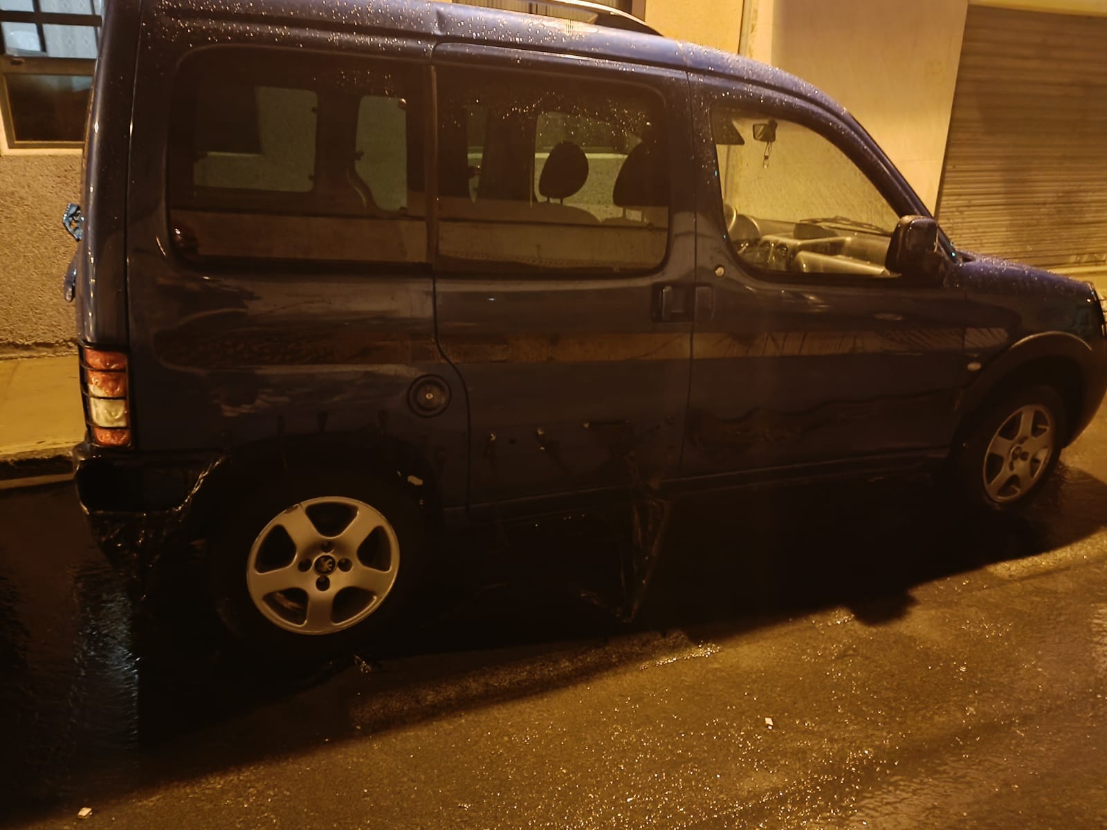 Coche quemado en Tinasoria