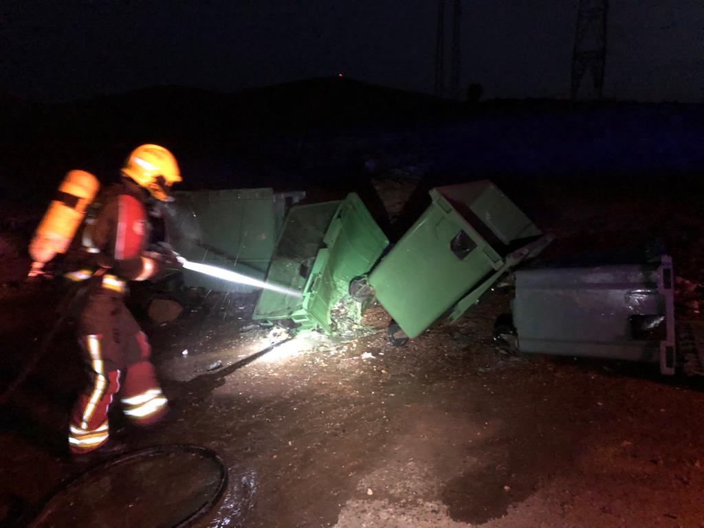 Seis contenedores quemados en Arrecife 4