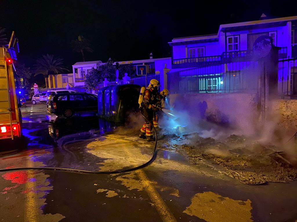 Más contenedores incendiados en Puerto del Carmen 2