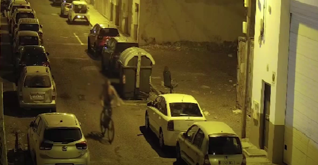 El pirómano huyendo en bici