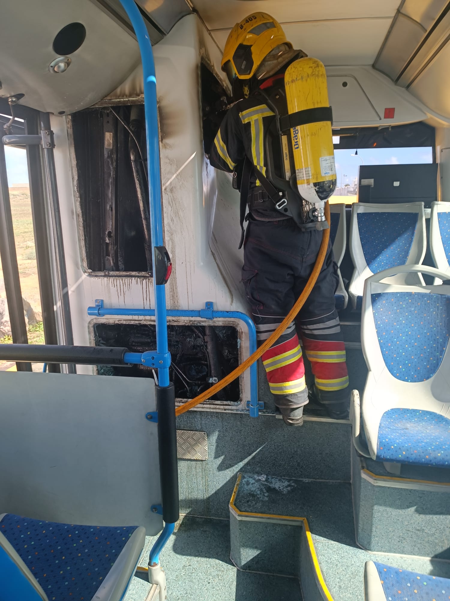 Guagua incendiada en calle Iguazú 2