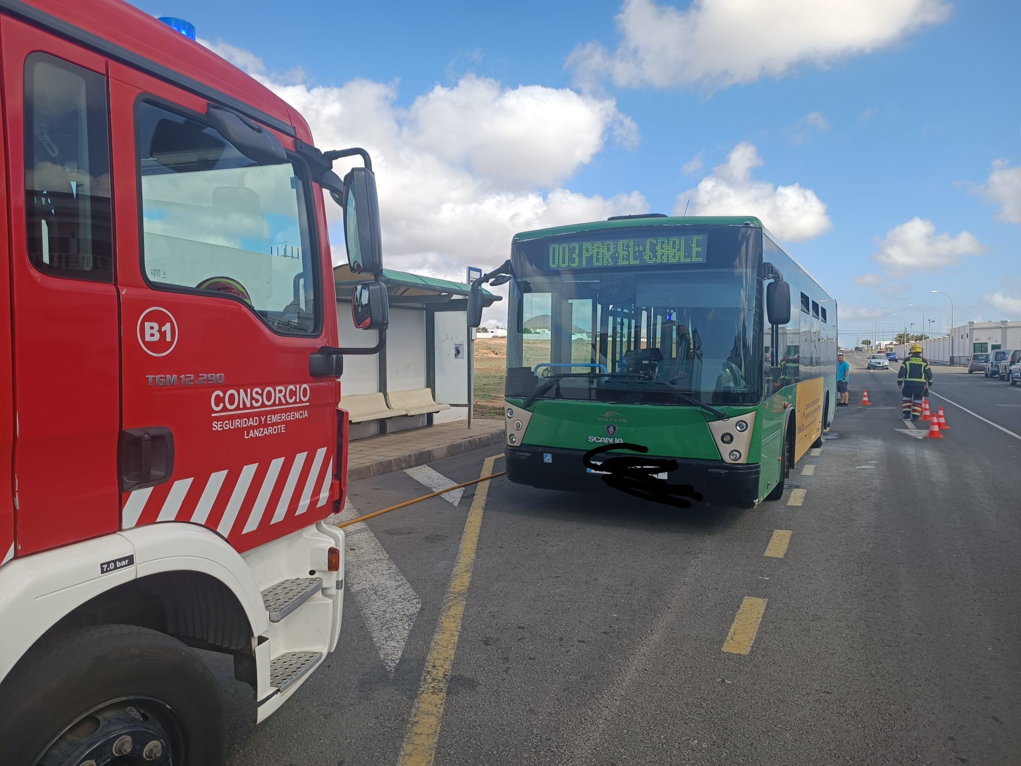 Guagua incendiada en calle Iguazú 3
