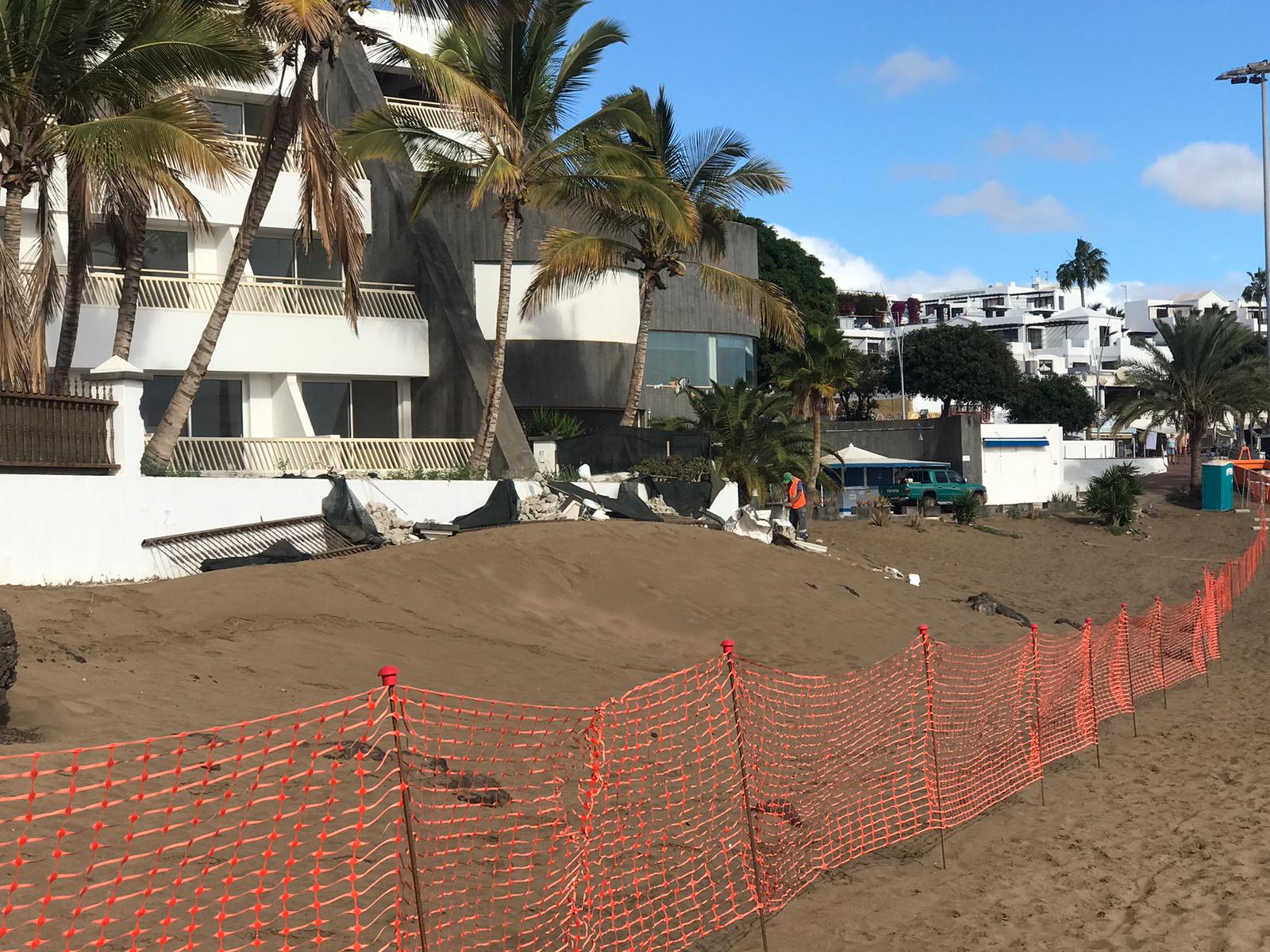 Comienza el derribo de la zona ilegal del Aparthotel Fariones 2