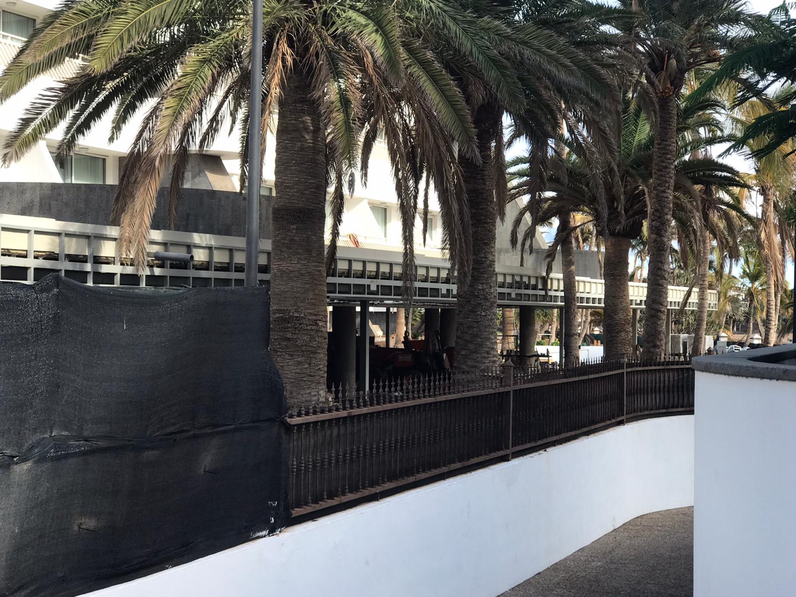 Comienza el derribo de la zona ilegal del Aparthotel Fariones 6