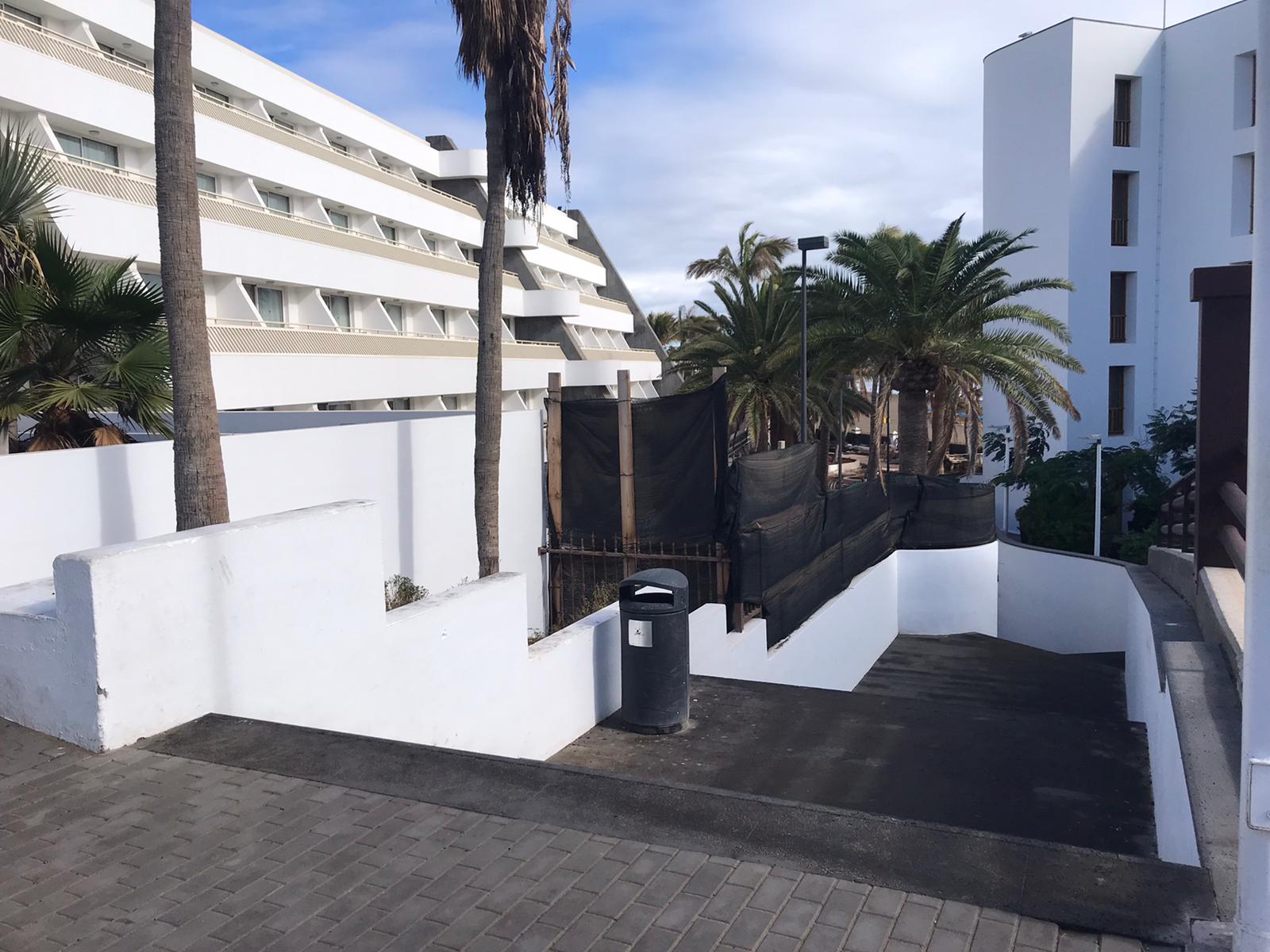 Comienza el derribo de la zona ilegal del Aparthotel Fariones 7