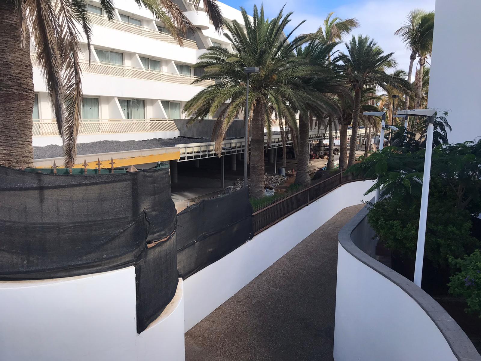 Comienza el derribo de la zona ilegal del Aparthotel Fariones 8