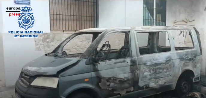 Furgoneta calcinada en Arrecife