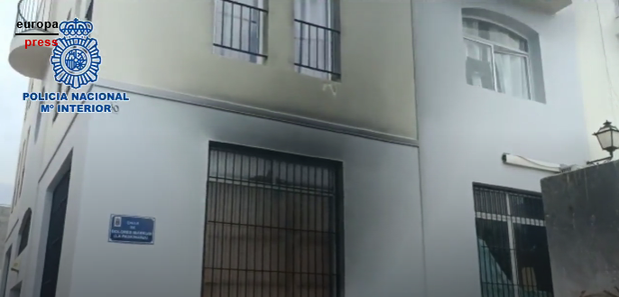 Fachada quemada tras el iincendio de la furgoneta