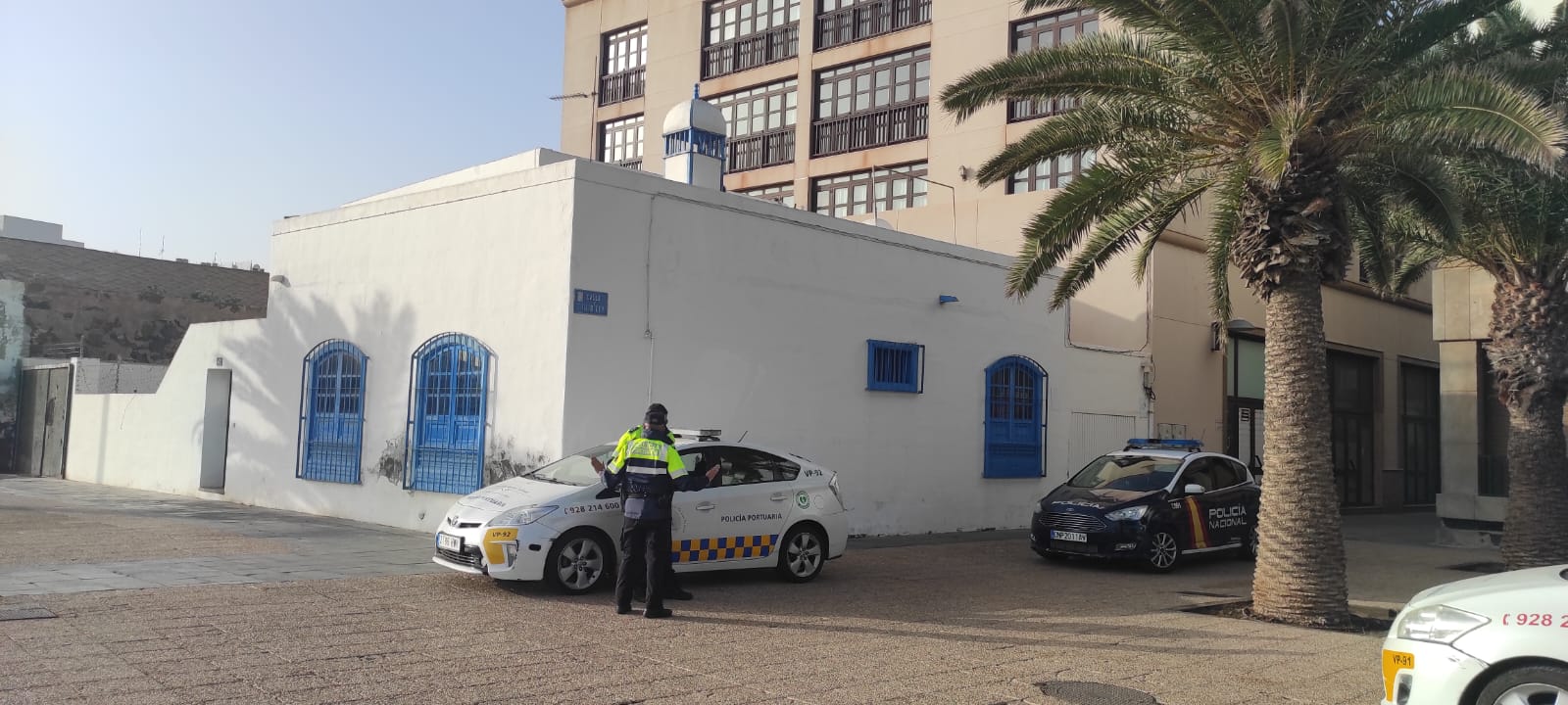 Policía Portuaria junto a la vivienda okupada