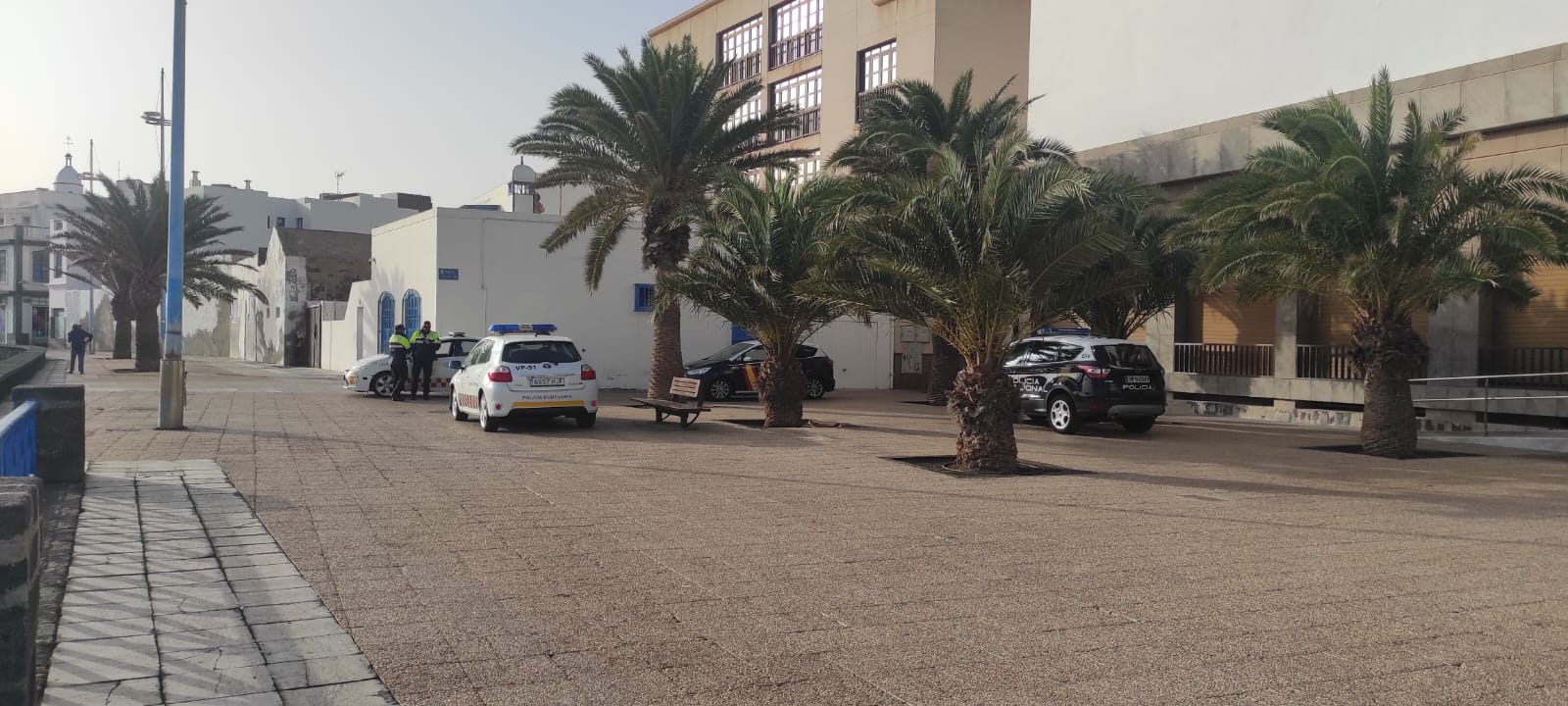 Policía Portuaria junto a la vivienda okupada 2