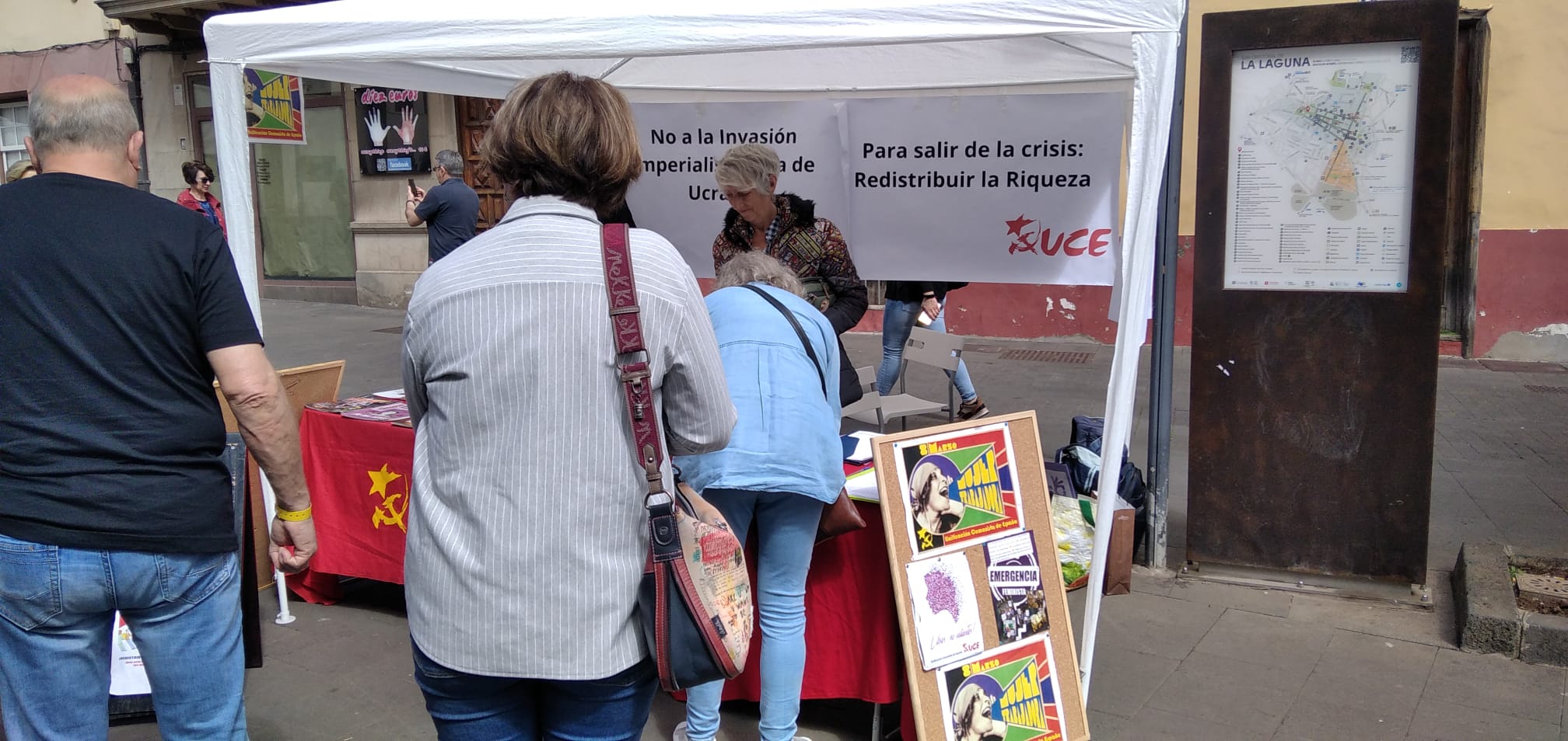 MIlitantes informando en el Stand