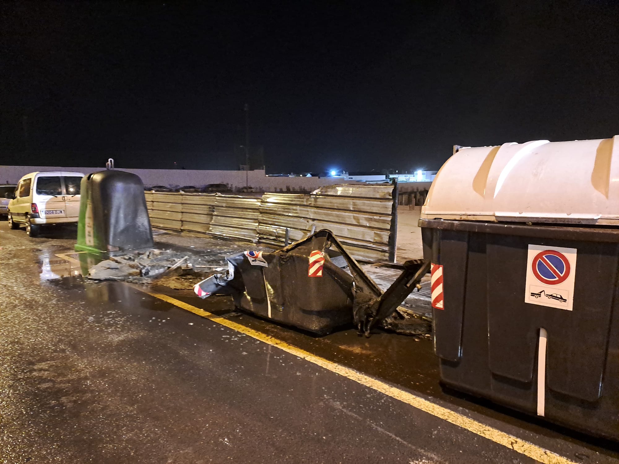 5 contenedores quemados en la calle Aires de Lima 2